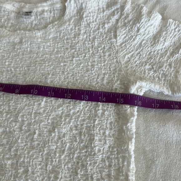 Uniqlo White Textured Short Sleeve Tee - Picture 4 of 6